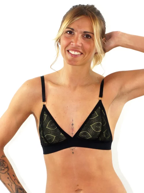 Emeline porte un soutien-gorge triangle noir, dentelle kate avec des coques jaunes