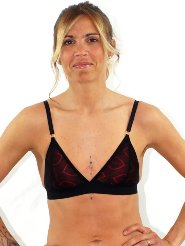 Emeline porte un soutien-gorge triangle noir, en dentelle kate avec des coques rouges