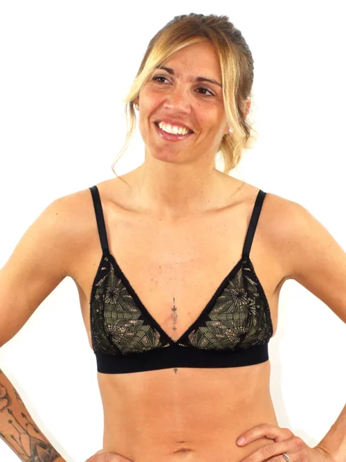 Emeline porte le soutien-gorge triangle noir en dentelle romy, avec des coques jaunes