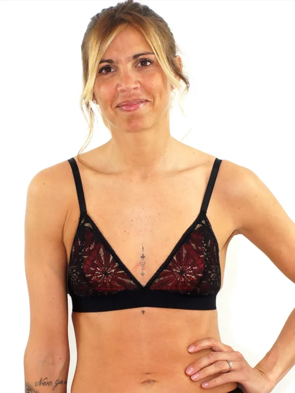Emeline porte le soutien-gorge triangle noir en dentelle romy, avec des coques rouges