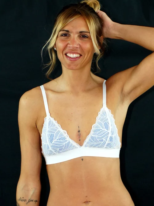 Emeline porte un soutien-gorge triangle blanc, en dentelle Salma avec des coques bleues