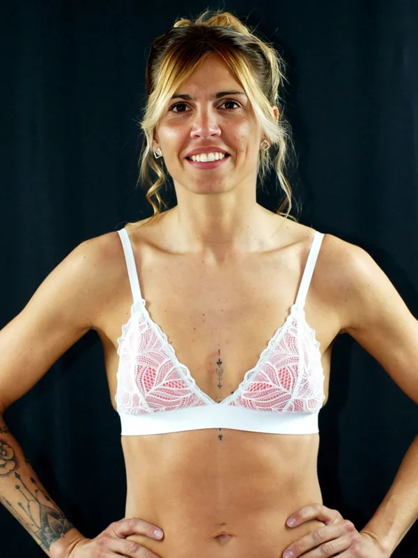 Emeline porte un soutien-gorge triangle blanc, en dentelle Salma avec des coques rouges