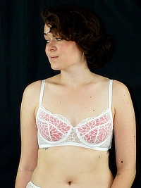 Lisa porte le soutien-gorge emboitant, dentelle Sharon, coque rouge