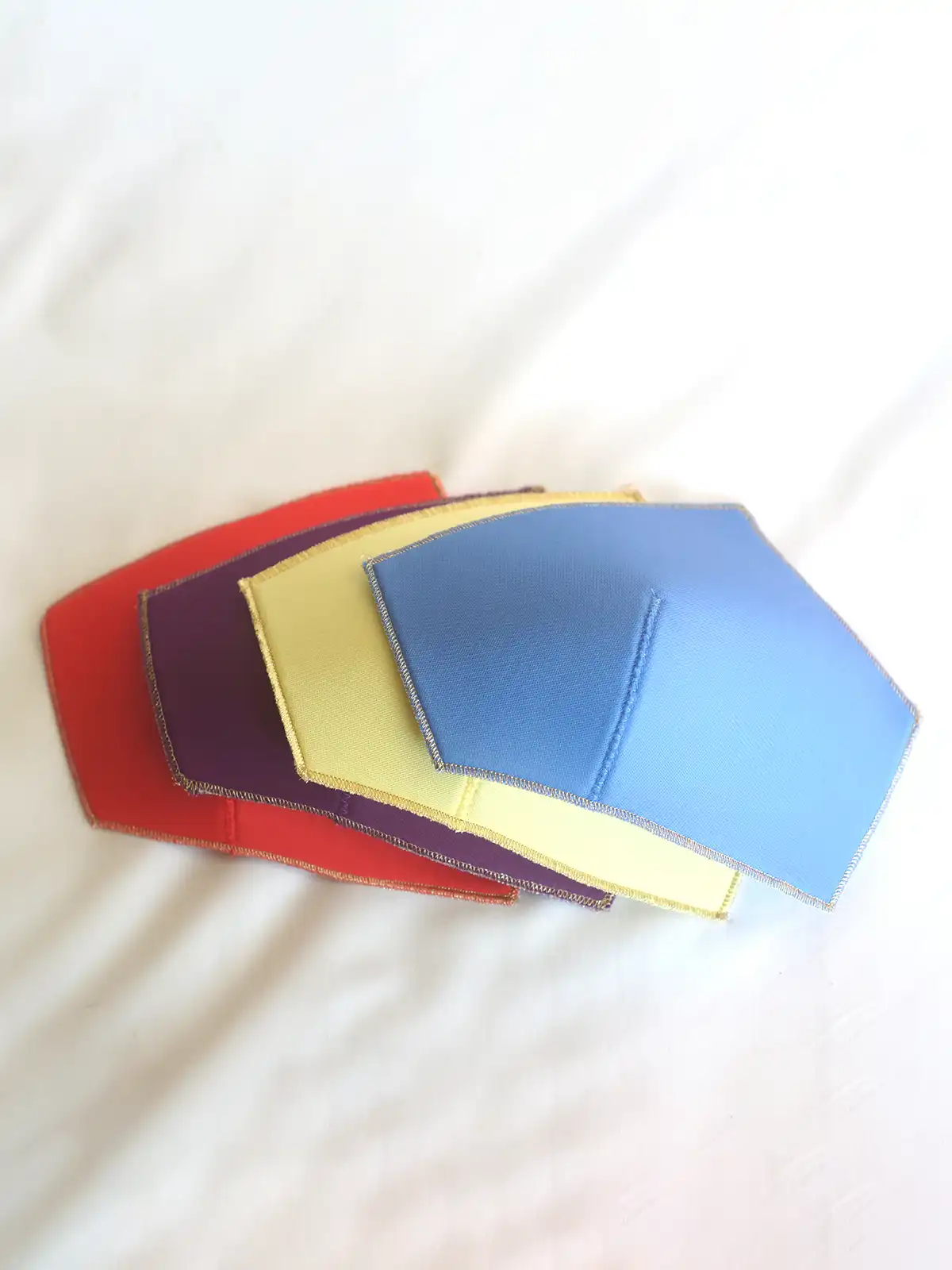 4 coques corbeilles : bleu, violet, rouge et jaune