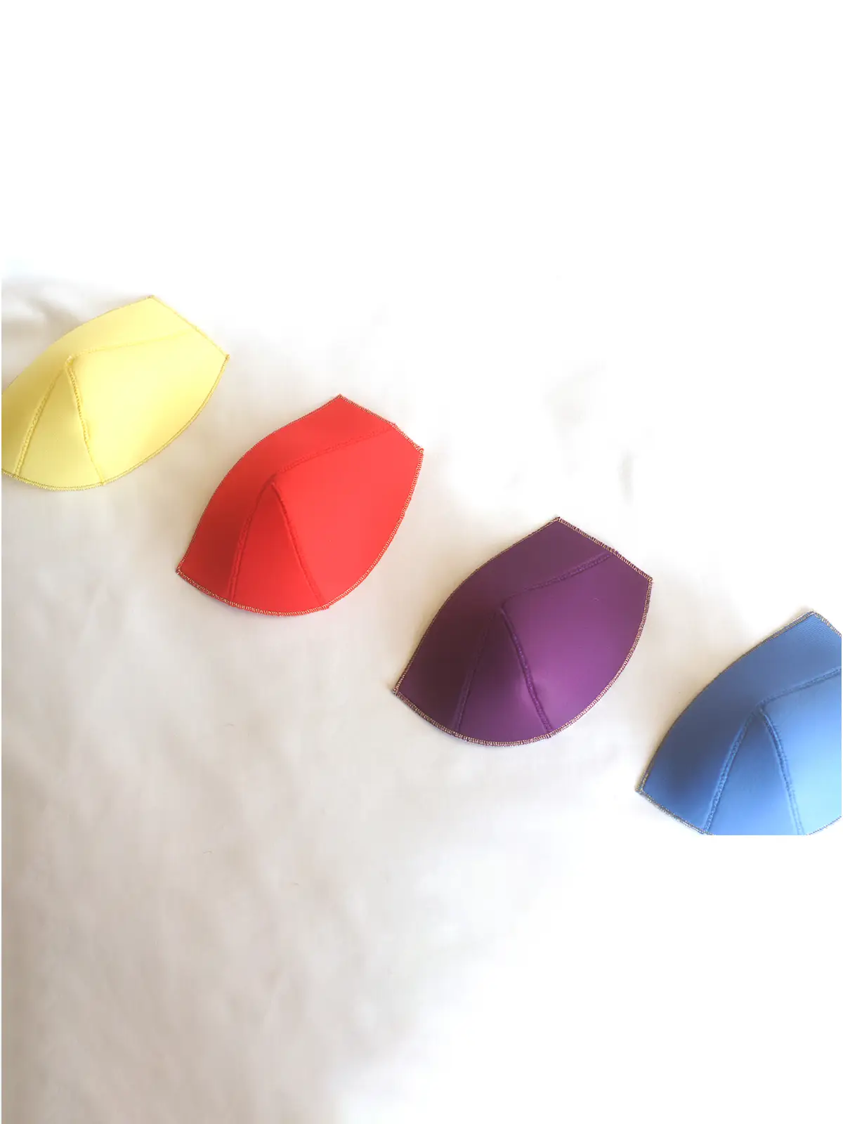 4 coques emboitant : bleu, violet, rouge et jaune