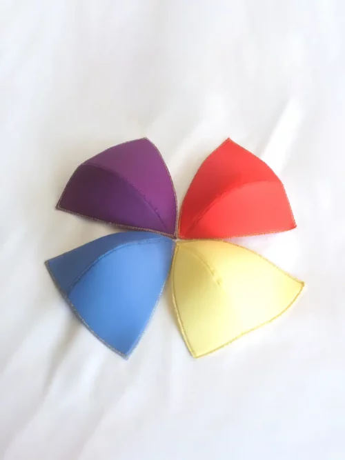 Les 4 coques pour soutien gorge triangles : violet, rouge, jaune et bleue