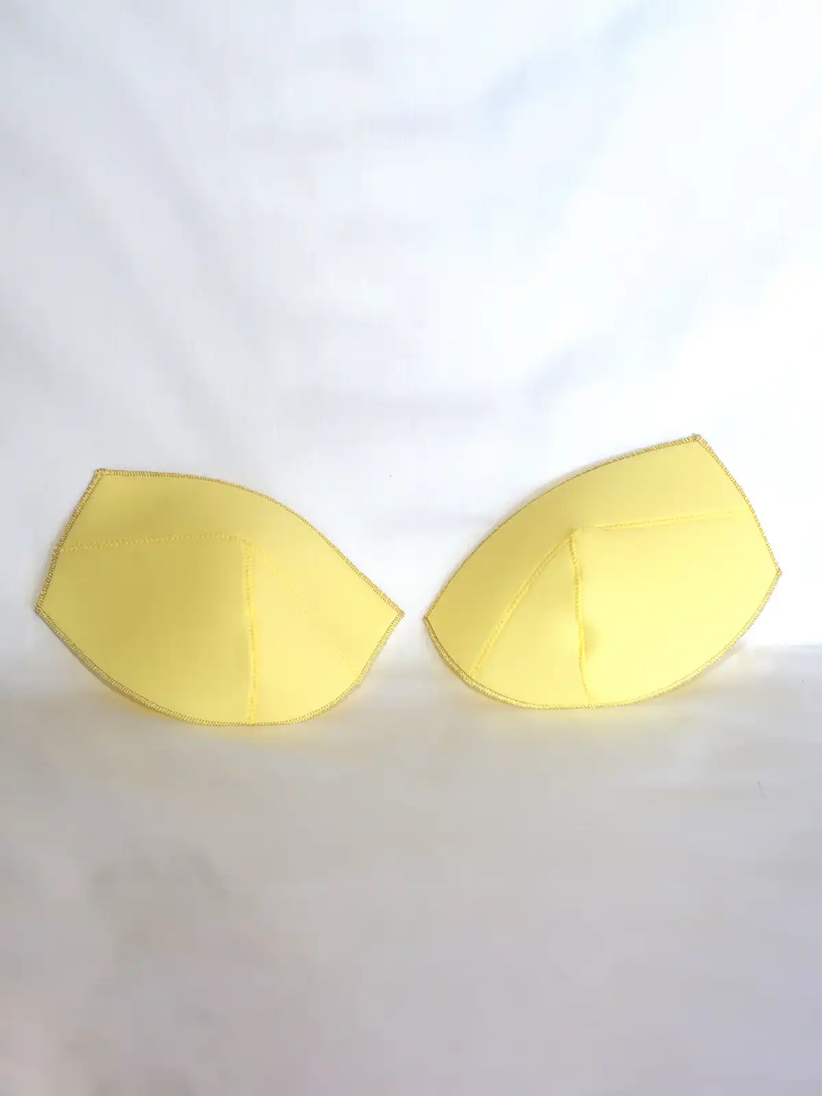 Lot de 2 coques jaunes pour soutien-gorge emboitant