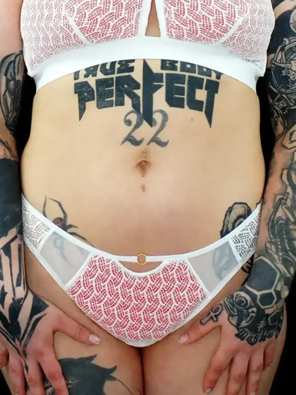 Culotte basse blanche en dentelle blake et coque rouge