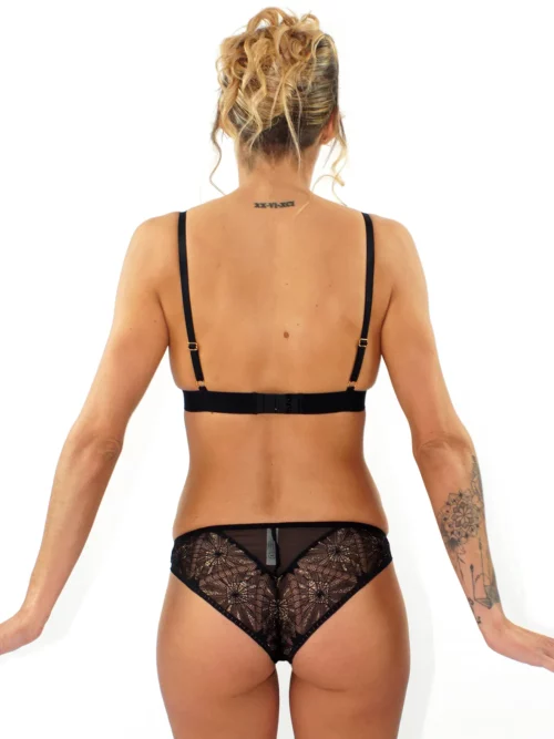 Emeline porte une culotte taille basse modulable en dentelle romy, de dos