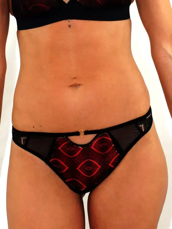 Culotte basse noire en dentelle kate et coque rouge