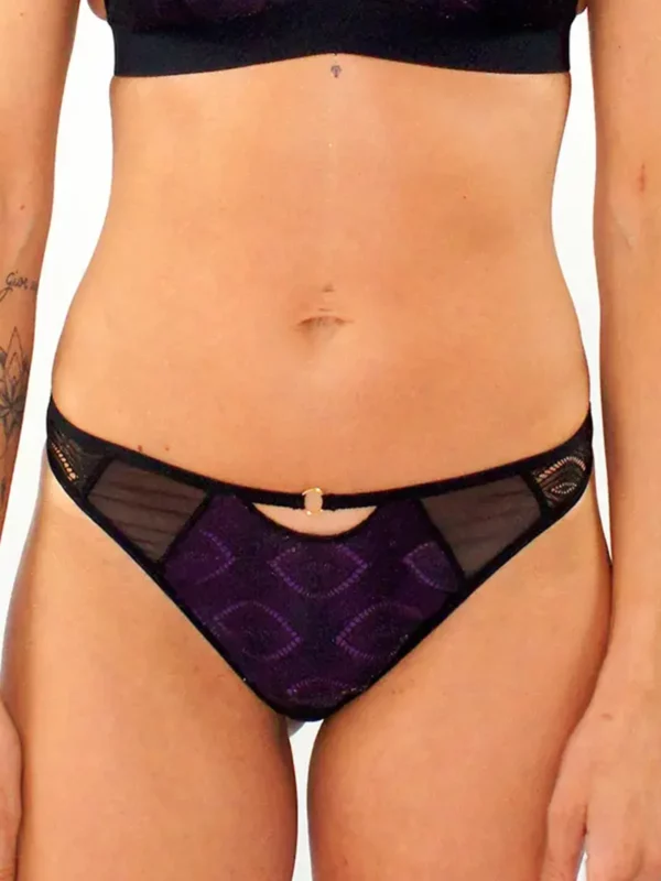 Culotte basse noire en dentelle kate et coque violette