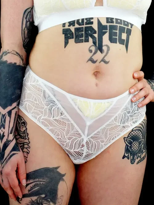 Shorty blanc en dentelle salma et coque jaune