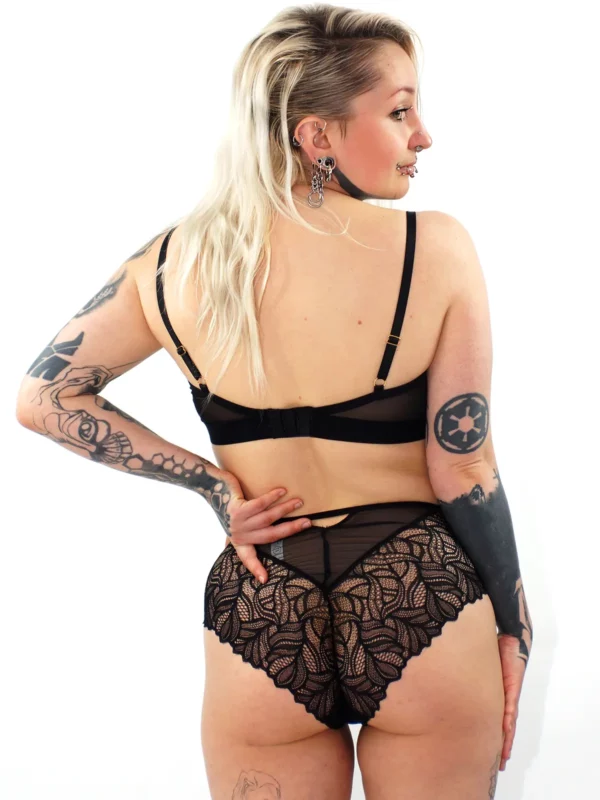 Eva porte une culotte taille haute en dentelle Scarlett (noire)