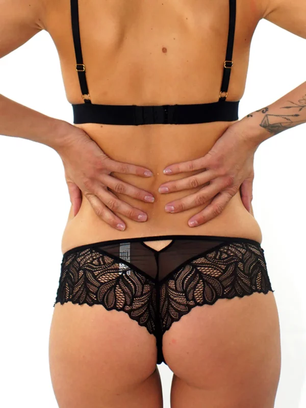 Emeline porte un shorty en dentelle scarlett, vu de dos