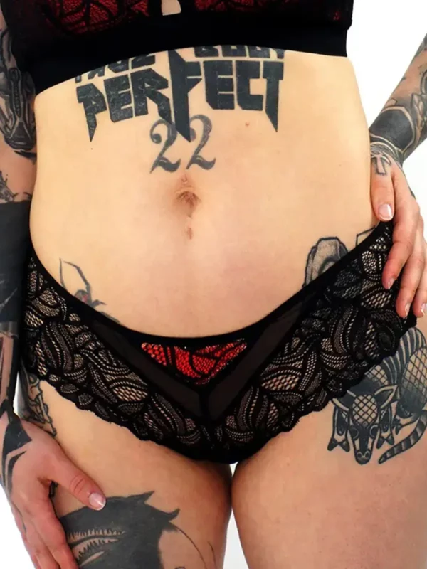 Eva porte un shorty en dentelle scarlette et coque rouge