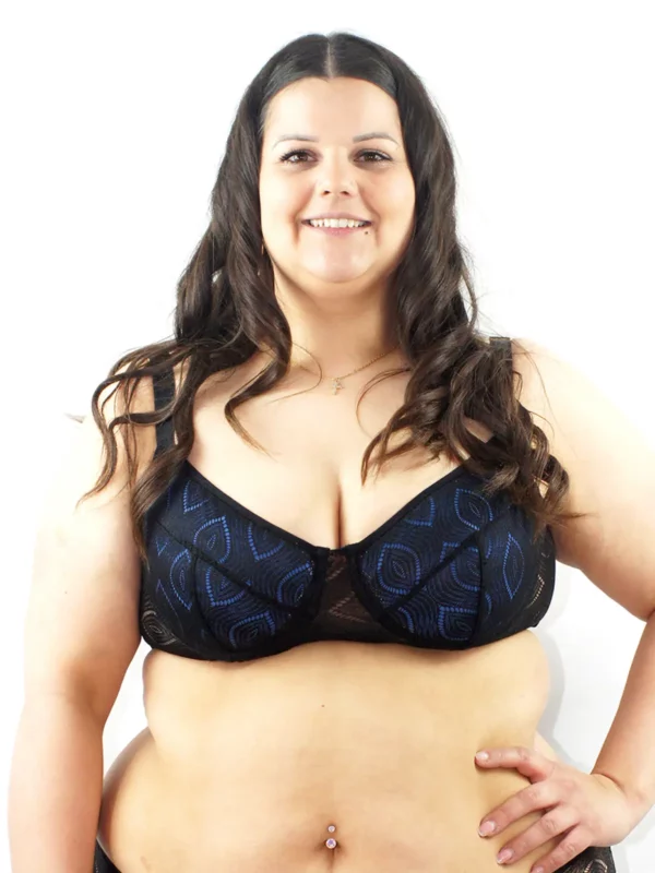 Sam porte un soutien-gorge emboitant en dentelle kate noire, avec des coques bleues