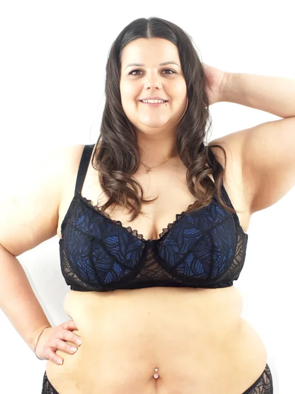 Sam porte un soutien-gorge emboitant en dentelle scarlett noire, avec des coques bleues