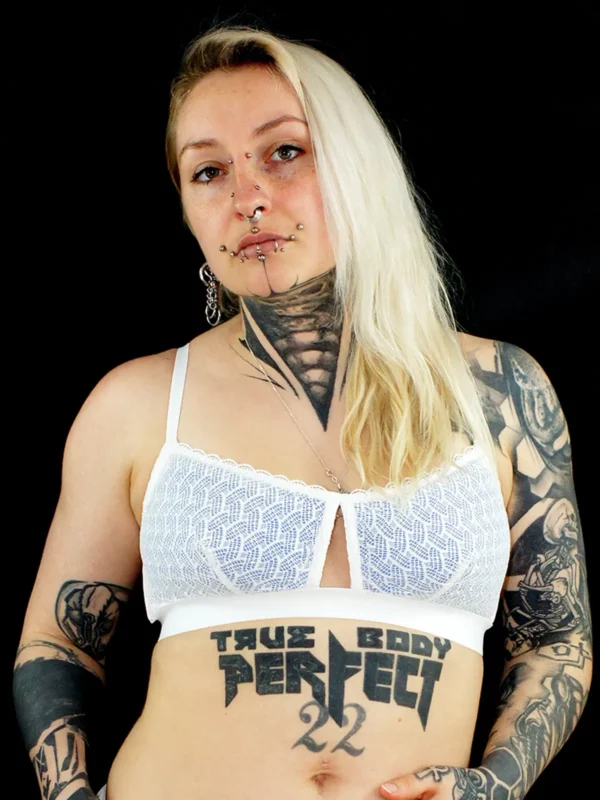 Eva porte un soutien-gorge corbeille en dentelle blake blanche et coques bleues