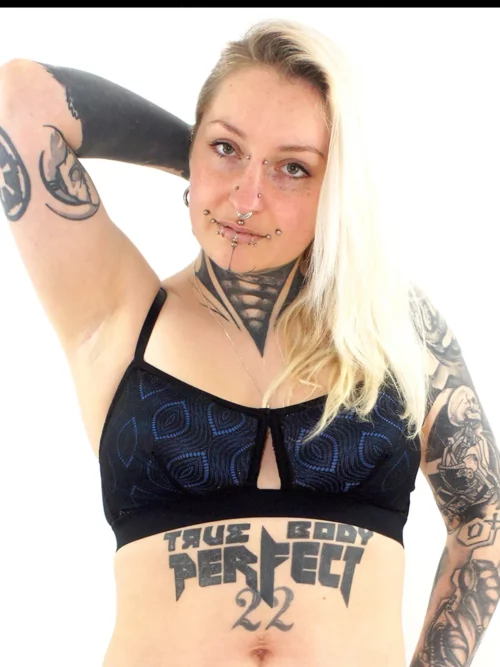 Eva porte un soutien-gorge corbeille en dentelle kate noire, avec des coques bleues