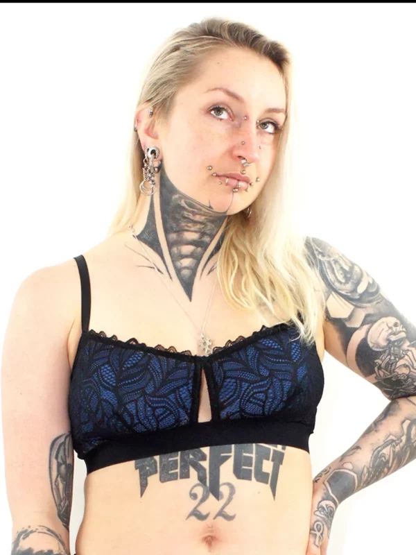 Eva porte un soutien-gorge corbeille en dentelle scarlett noire, avec des coques bleues