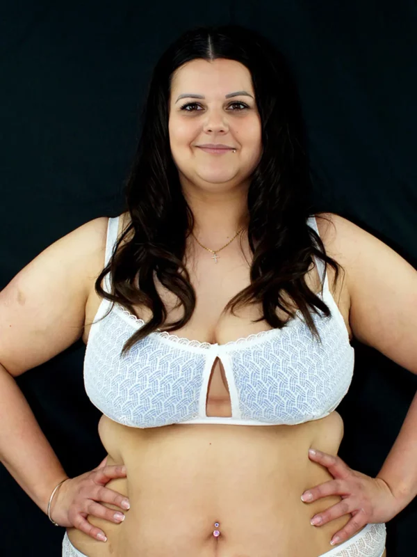 Sam porte un soutien-gorge corbeille en dentelle blake blanche avec des coques bleues
