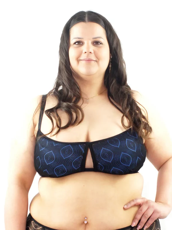 Sam porte un soutien-gorge corbeille en dentelle kate noire, avec des coques bleues