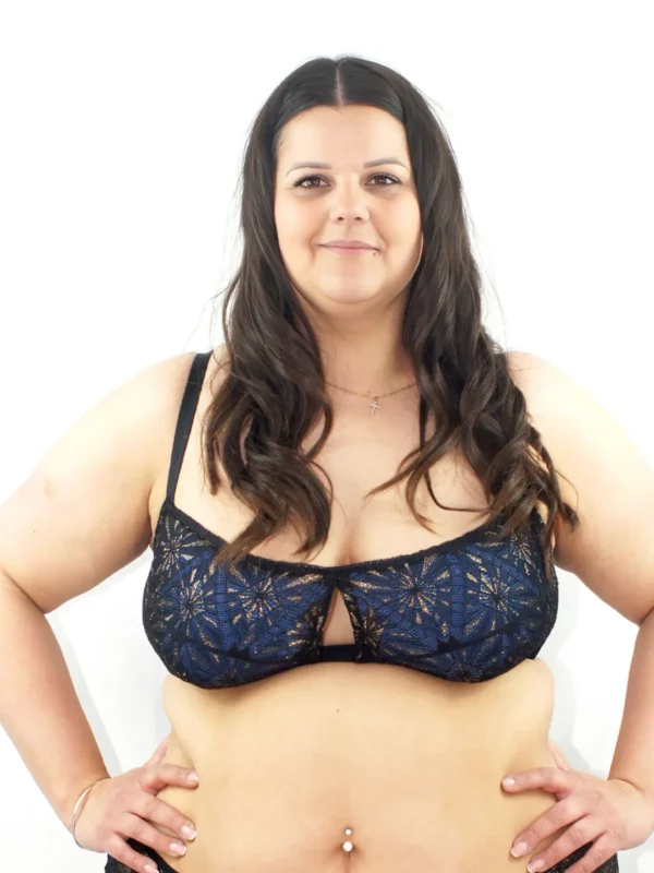 Sam porte un soutien-gorge corbeille en dentelle romy noire, avec des coques bleues