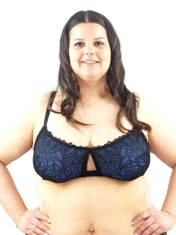 Sam porte un soutien-gorge corbeille en dentelle scarlett noire, avec des coques bleues