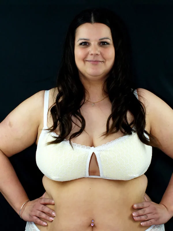 Sam porte un soutien-gorge corbeille en dentelle blake blanche avec des coques jaunes