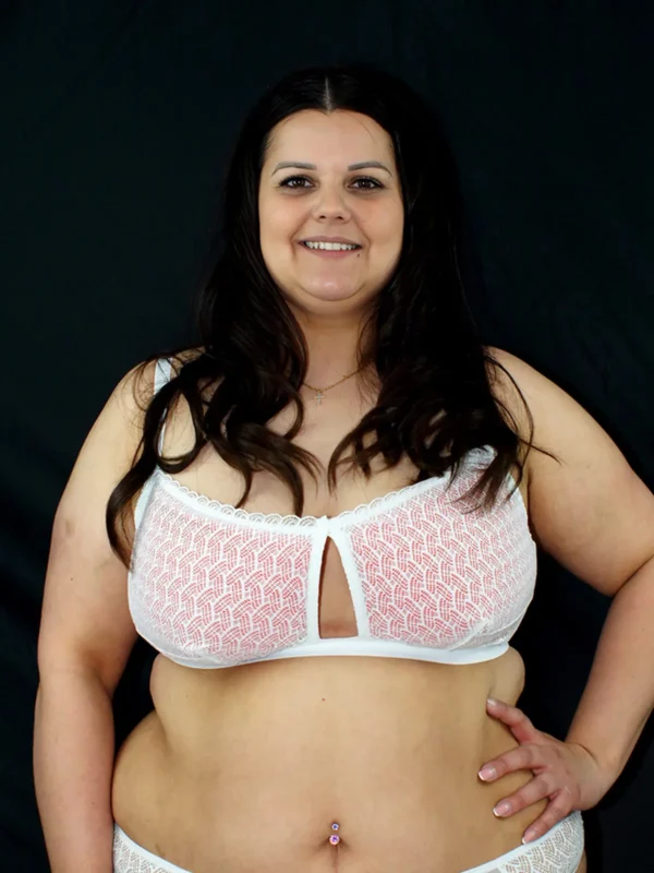 Sam porte un soutien-gorge corbeille en dentelle blake blanche avec des coques rouges