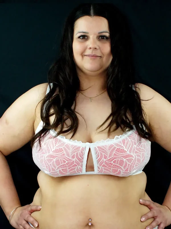 Sam porte un soutien-gorge corbeille en dentelle salma blanche, avec des coques rouges