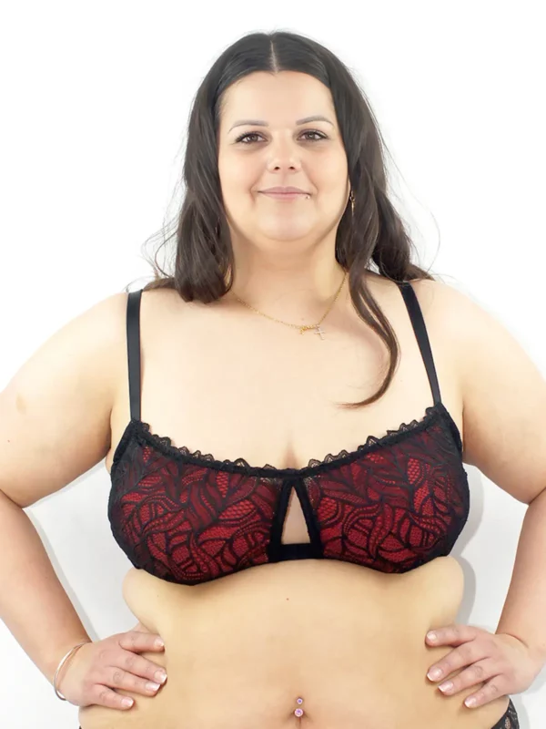 Sam porte un soutien-gorge corbeille en dentelle scarlett noire, avec des coques rouges