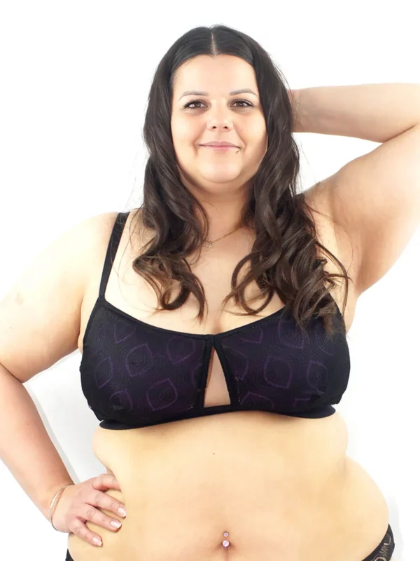 Sam porte un soutien-gorge corbeille en dentelle kate noire, avec des coques violettes