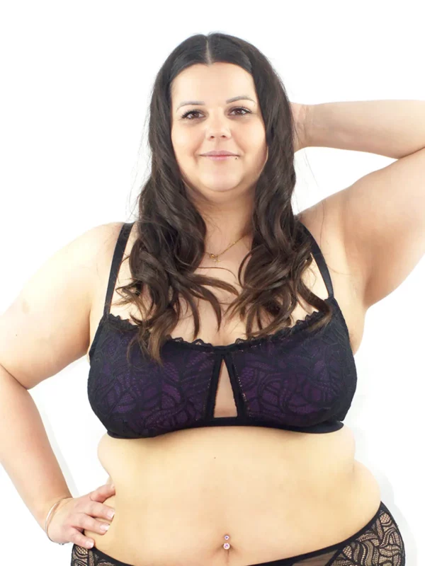 Sam porte un soutien-gorge corbeille en dentelle scarlett noire, avec des coques violettes