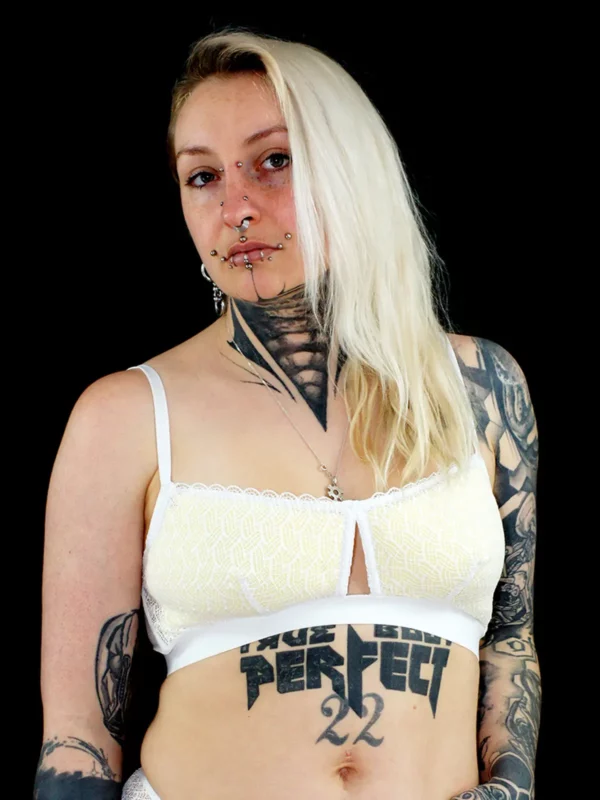 Eva porte un soutien-gorge corbeille en dentelle blake blanche et coques jaunes