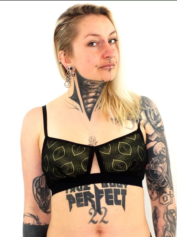 Eva porte un soutien-gorge corbeille en dentelle kate noire, avec des coques jaunes