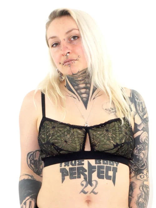 Eva porte un soutien-gorge corbeille en dentelle romy noire, avec des coques jaunes