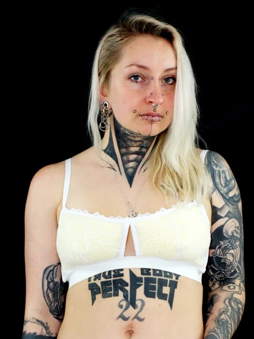 Eva porte un soutien-gorge corbeille en dentelle salma blanche, avec des coques jaunes