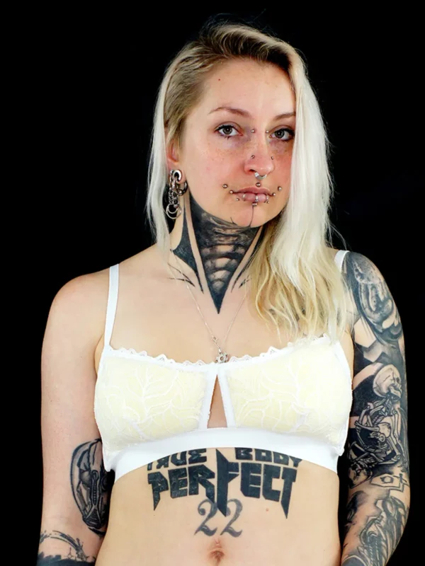 Eva porte un soutien-gorge corbeille en dentelle salma blanche, avec des coques jaunes