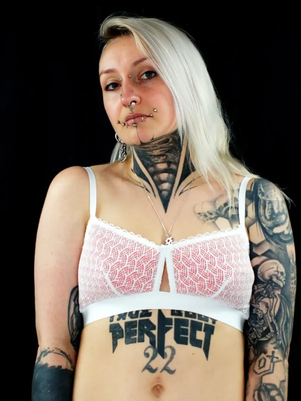 Eva porte un soutien-gorge corbeille en dentelle blake blanche et coques rouges