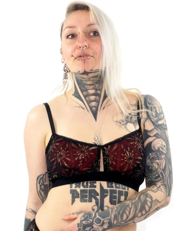 Eva porte un soutien-gorge corbeille en dentelle romy noire, avec des coques rouges
