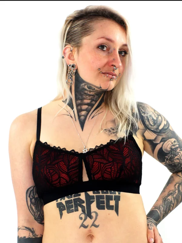 Eva porte un soutien-gorge corbeille en dentelle scarlett noire, avec des coques rouges