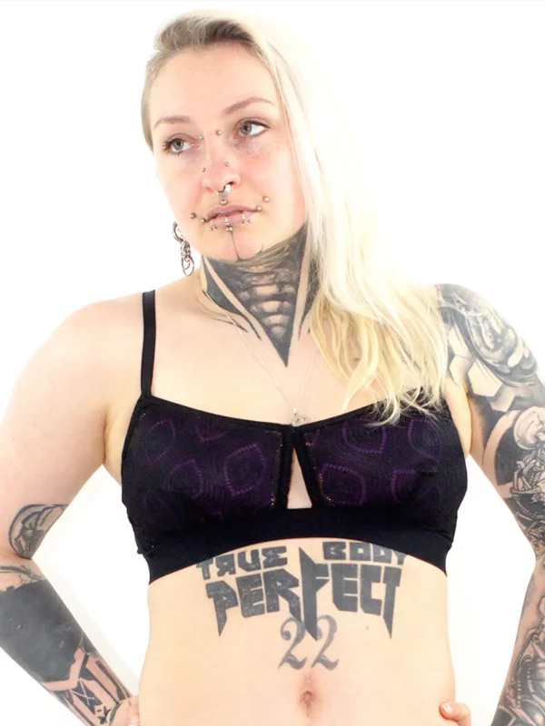 Eva porte un soutien-gorge corbeille en dentelle kate noire, avec des coques violettes