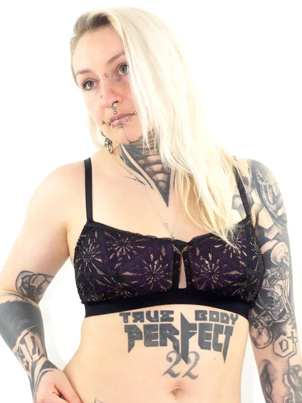 Eva porte un soutien-gorge corbeille en dentelle romy noire, avec des coques violettes