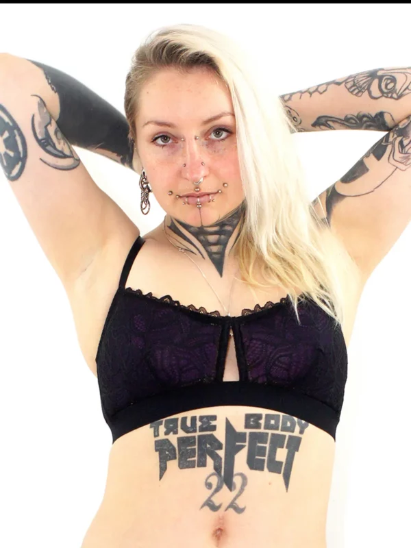 Eva porte un soutien-gorge corbeille en dentelle scarlett noire, avec des coques violettes