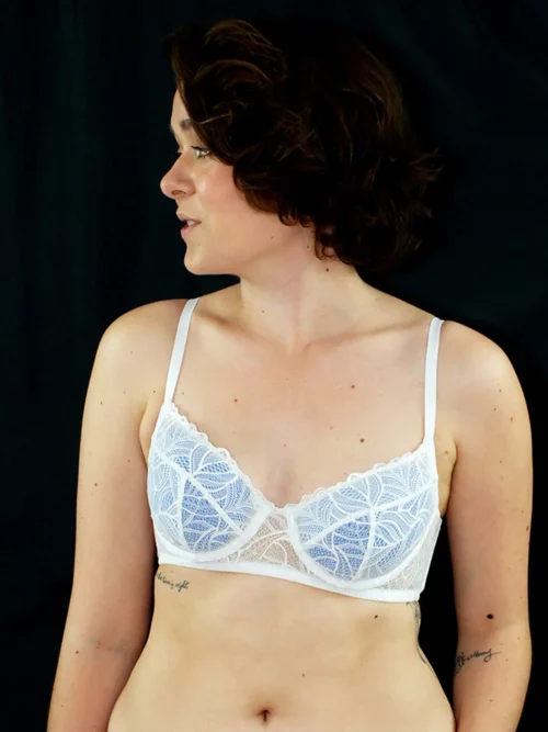 Lisa porte un soutien-gorge emboitant en dentelle Salma, coques bleues