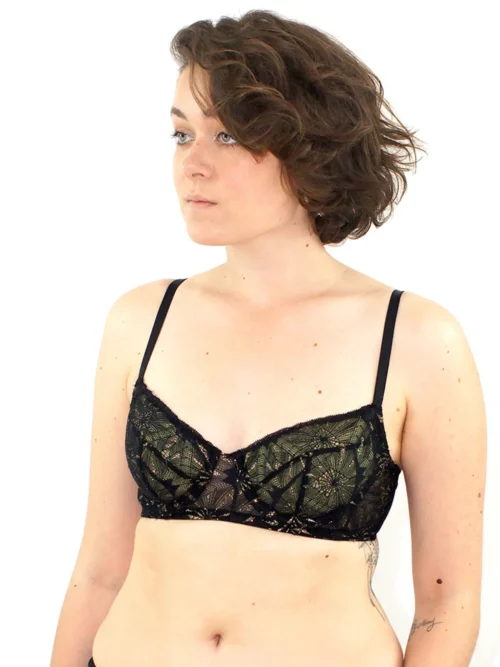 Lisa porte un soutien-gorge emboitant en dentelle romy noire, avec des coques jaunes