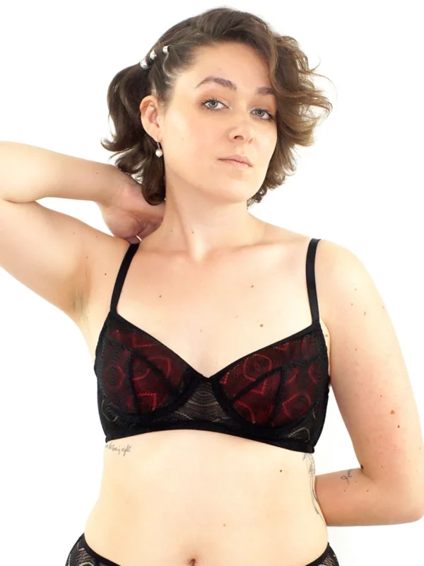 Lisa porte un soutien-gorge emboitant en dentelle kate noire, avec des coques rouges