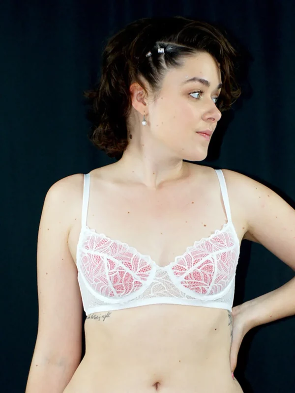 Lisa porte un soutien-gorge emboitant en dentelle Salma, coques rouges
