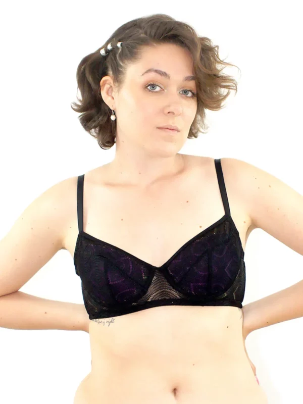 Lisa porte un soutien-gorge emboitant en dentelle kate noire, avec des coques violettes